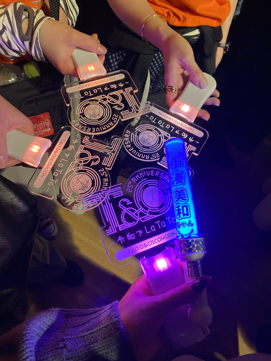 rh_85's tweet photo. 445night、思わず踊っちゃいたくなるくらい楽しかったー！！🕺✨️
おとなりのMeseMoa.ファンの方が、シスコさんここからだと見えやすいですよ！と出番の度に場所を譲っていただき😿
完全版ディスコ・クレオパトラが圧巻すぎました…震えた

 #445night
 #445ナイトvol2
 #太陽とシスコムーン https://t.co/yE1SUdKj8V