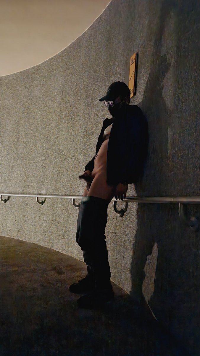 天冷就搓雞雞😜

第一次來到中部圈內人玩到爆的地方
於是就被 <a href="/Deviltop2001/">愛狗哥</a> 要求小脫色一下

但我真的很不喜歡這些地方晃來晃去只是看看沒有要一起玩的同性戀

📷 <a href="/Deviltop2001/">愛狗哥</a>

#愛心 #轉推 #野裸