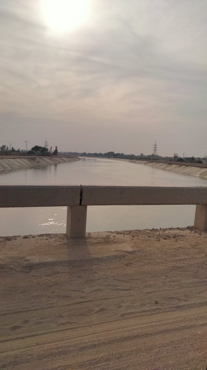 Kheertharr's tweet image. ھنن ڏينهن ڪراچي واھ تارو تار وھندو آ، ان جو وھڪرا پنجاپ جي ڪنھن درياھ کان گھٽ نه ھوندو آ. آر سي سي پچنگ کان پو به وھڪرو اڌ کان وڌ خالي آھي.
سنڌ جي پاڻي وسيلن تي قبضا ملڪ جي وحدت لا زھر قاتل ثابت ٿيندا.
#سنڌسڪائڻ_بندڪيو 
#SaveIndusDelta 
#NoMoreCanalsOnIndus