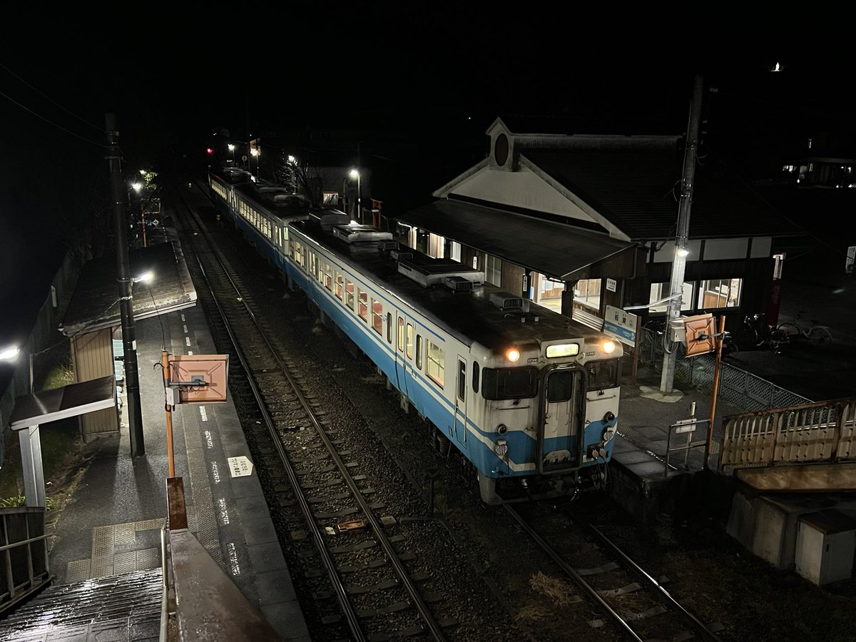 222tamatama's tweet photo. 高松1833発徳島（2109着） 行き #363D 普通列車で終点まで乗車なうです。
徳島方からキハ47 177＋キハ40 2107＋キハ40 2148で、キハ47 に乗車してます。
大坂峠を原型エンジンを唸らせ越えて徳島県に入り板東で6分停車です。
#国鉄型車両
#キハ47
#キハ40
#JR四国
#四国再発見早トクきっぷ
#BROS1991 https://t.co/RIRj7SKLHV