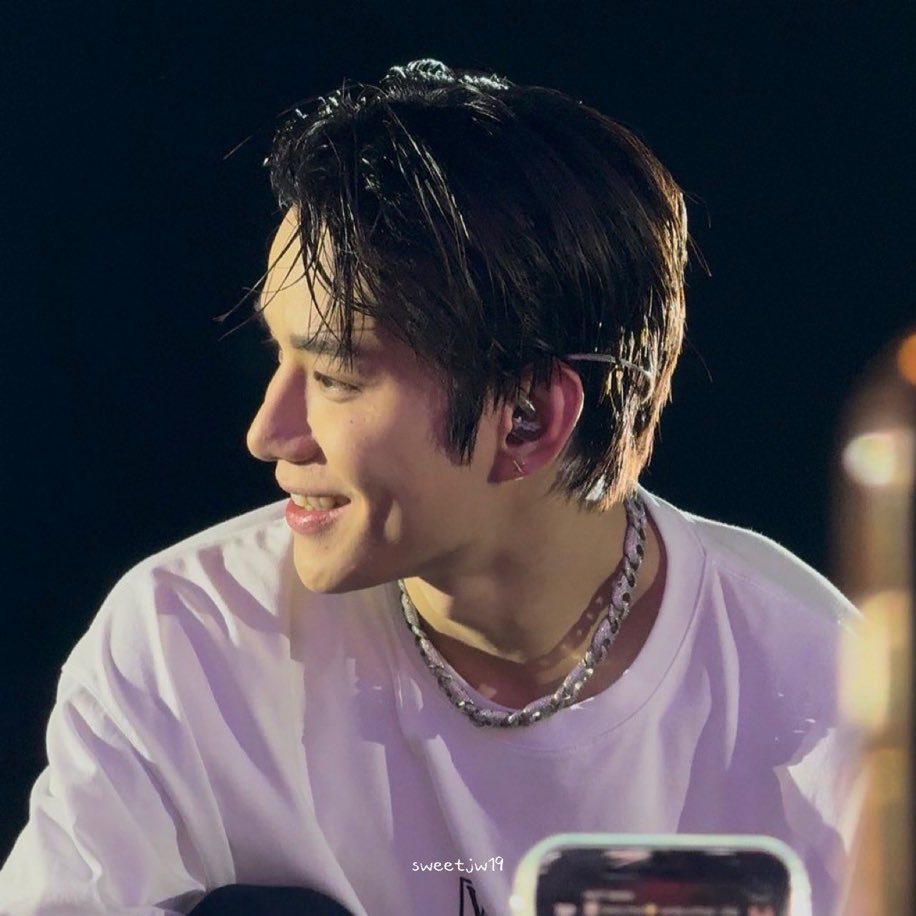 zeusweo's tweet photo. his dimple godddd😭 https://t.co/4D7vawcfsT