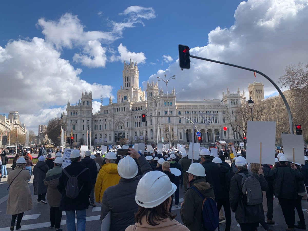 Ayer en Madrid, cientos de arquitectos reclamando, junto con otros profesionales, una pasarela al RETA como solucion a unas jubilaciones injustas.