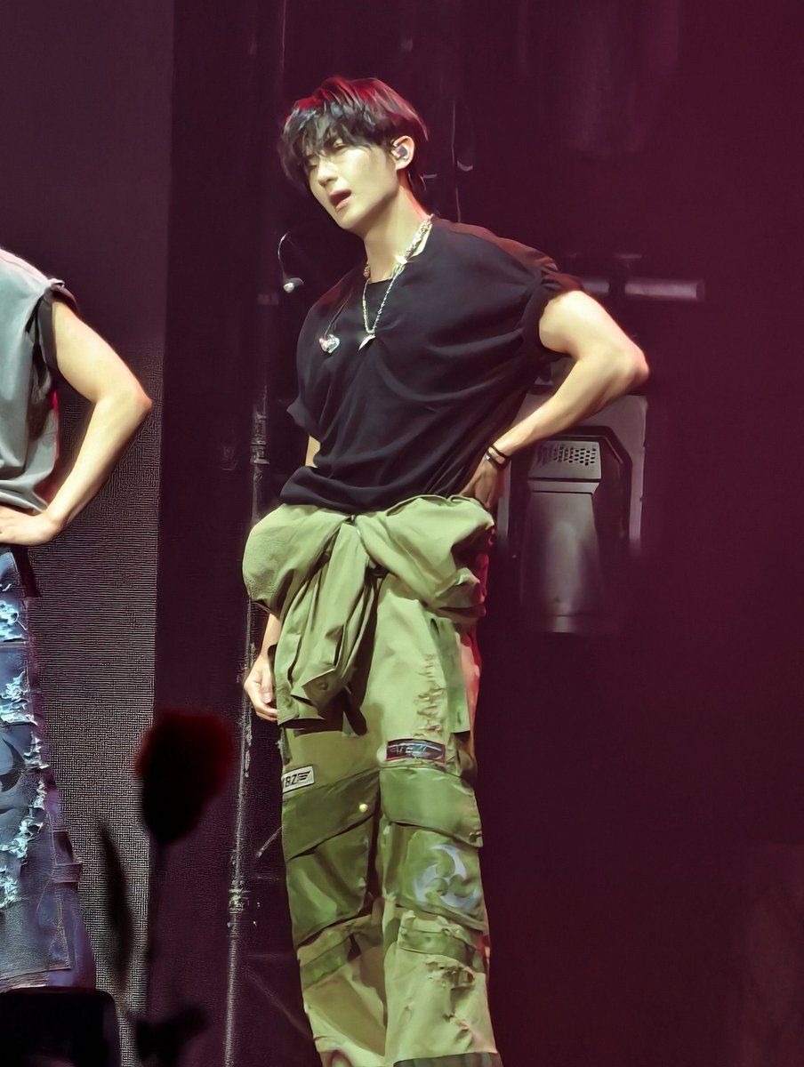 1uvforhyun's tweet image. 본인피셜 179.7인 이재현 실물 덩치 체감짤