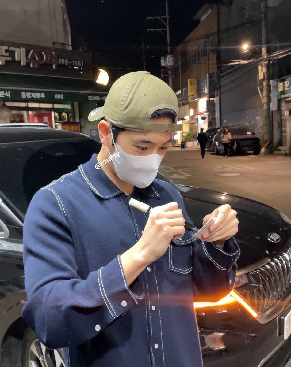 1uvforhyun's tweet image. 본인피셜 179.7인 이재현 실물 덩치 체감짤