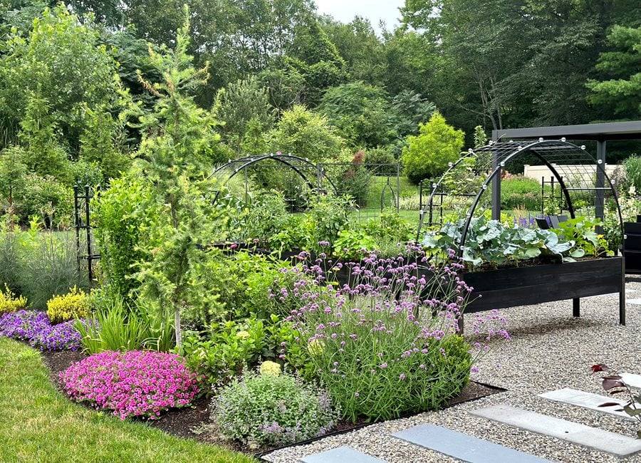 GardenDesignMag's tweet photo. What happens when two #garden enthusiasts turn a blank slate into a thriving contemporary cottage garden? See how Eric &amp; Christopher Feml-Nelsen transformed their Upstate NY yard into a lush, inviting retreat bursting with color, texture, and personality https://t.co/5NgCo2UWcG https://t.co/kx7wjWwpom