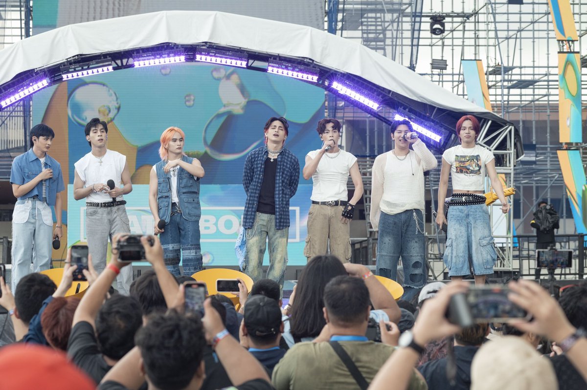 LOOK: P-pop acts BILIB and Zela performed on Day 2 of the Waterbomb Festival at the Quirino Grandstand grounds.

BILIB performed "Tawag" and "Hindi Ka Bibitawan," while Zela sang "Karma" and "01/01." 

Both acts also came together for their collab song, "Gimme the Music." | via