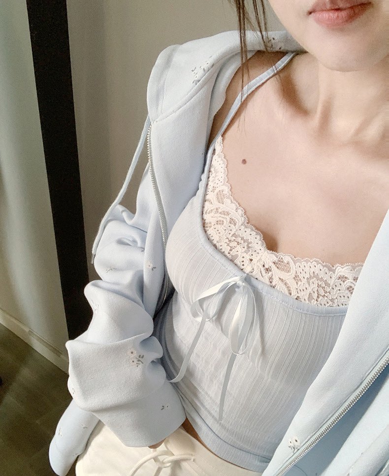 sasisbysi's tweet photo. เสื้อสายเดี่ยวแบบนี้จ๋วยอ่ะ มีฟองน้ำให้ในตัวด้วยไม่ต้องใส่บราหรือแปะจุกเพิ่มเลย ใส่สบายแบบคูณสิบ แล้วราคาน่ารักมากตัวละ 100 บาท https://t.co/RG5yD22iik