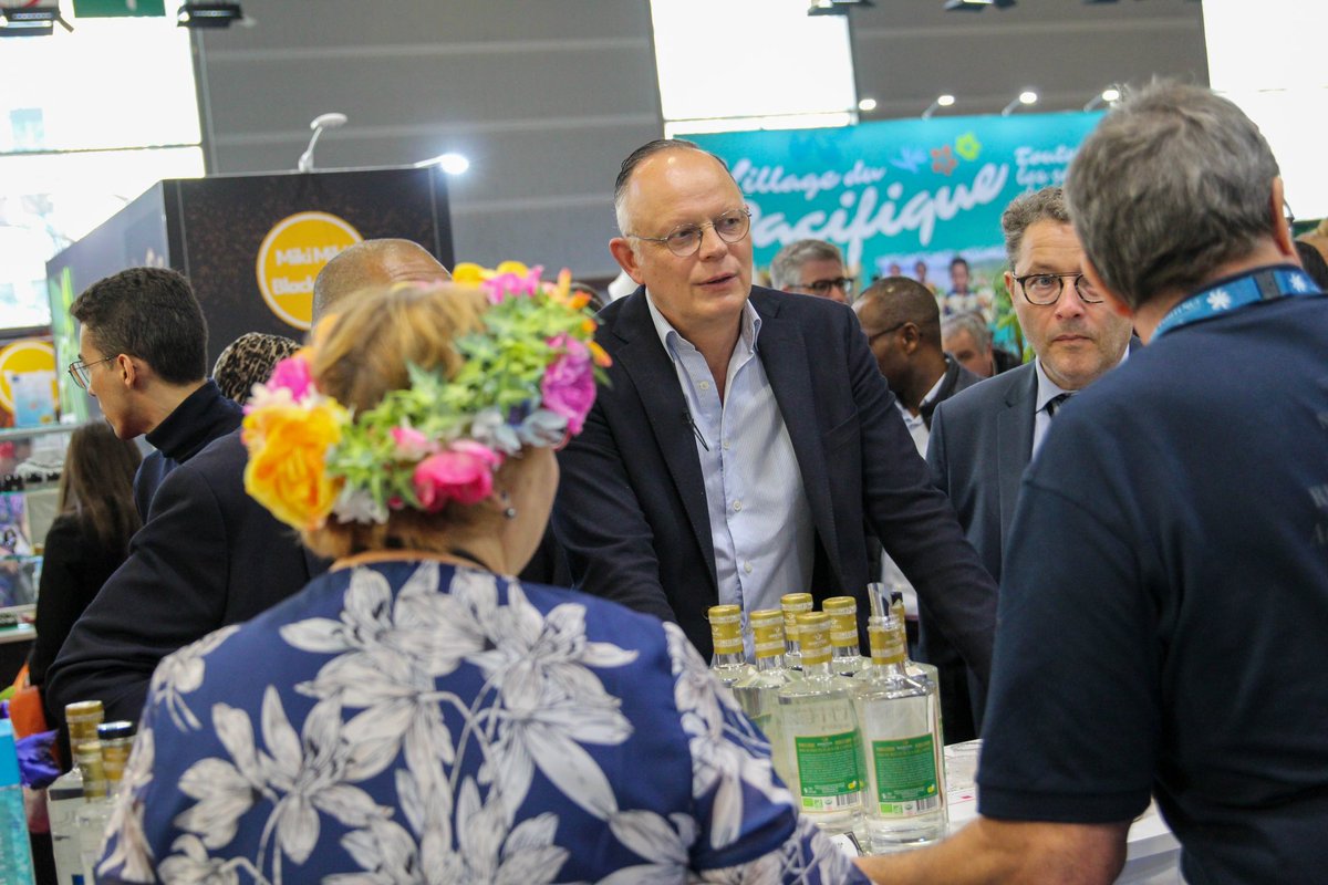 Horizons (@horizonsleparti) on Twitter photo Édouard Philippe est au <a href="/Salondelagri/">Salon International de l'Agriculture</a> à la rencontre des professionnels et des passionnés du monde agricole !
Accueilli par le président du salon <a href="/JeromeDespey/">Jérôme Despey</a>, il a d’abord fait la connaissance de Oupette, égérie de cette 61e édition du #SIA2025. Cette magnifique Limousine fait Édouard Philippe est au <a href="/Salondelagri/">Salon International de l'Agriculture</a> à la rencontre des professionnels et des passionnés du monde agricole !
Accueilli par le président du salon <a href="/JeromeDespey/">Jérôme Despey</a>, il a d’abord fait la connaissance de Oupette, égérie de cette 61e édition du #SIA2025. Cette magnifique Limousine fait