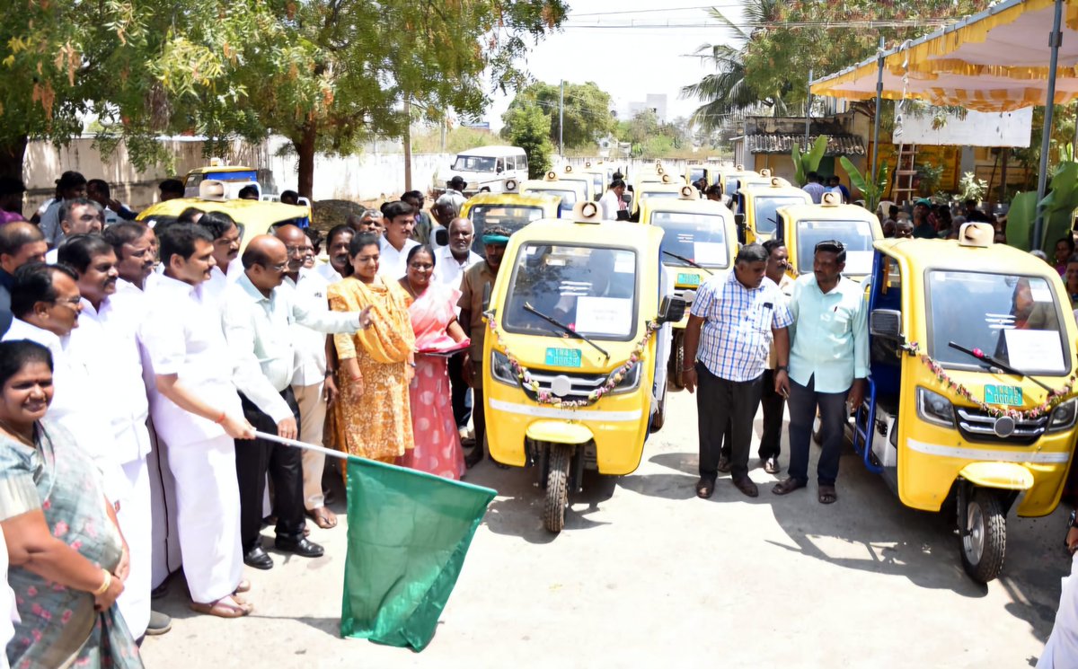 CollectorKarur's tweet photo. மாண்புமிகு மின்சாரம், மதுவிலக்கு மற்றும் ஆயத்தீர்வைத்துறை அமைச்சர் அவர்கள் இன்று கரூர் மாவட்டத்தில் உள்ள கிராம ஊராட்சிகளில் குப்பைகளை சேகரிக்க ஏதுவாக ரூ.88.55 இலட்சம் மதிப்பீட்டில் 35 மின்கல வாகனங்கள் சேவையை கொடியசைத்து துவக்கி வைத்தார். #TN_GOVT #Karur #ecart https://t.co/CwFeP197vQ