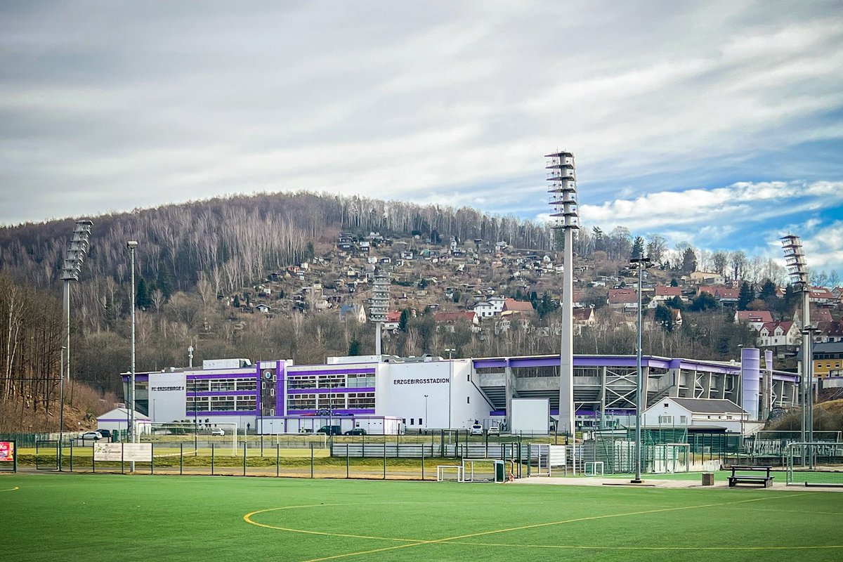 nico5381's tweet photo. Schöner Fussballnachmittag im Erzgebirge gestern. Es war das Drumherum, dass zu begeistern wusste, nicht das Geschehen auf dem Rasen. Am Ende besiegte #Aue #Haching mit 1:0. #AUEUHG #Kumpelverein #Groundhopping https://t.co/Yj3QviSc5I