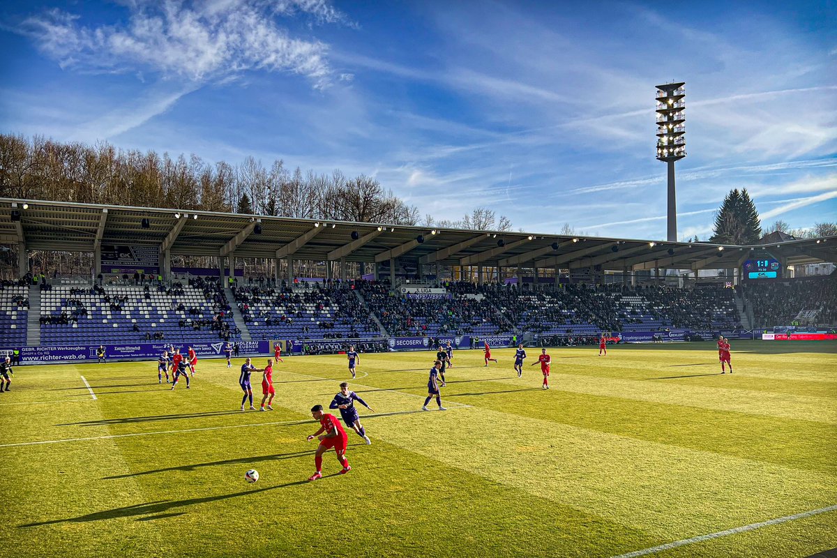 nico5381's tweet photo. Schöner Fussballnachmittag im Erzgebirge gestern. Es war das Drumherum, dass zu begeistern wusste, nicht das Geschehen auf dem Rasen. Am Ende besiegte #Aue #Haching mit 1:0. #AUEUHG #Kumpelverein #Groundhopping https://t.co/Yj3QviSc5I