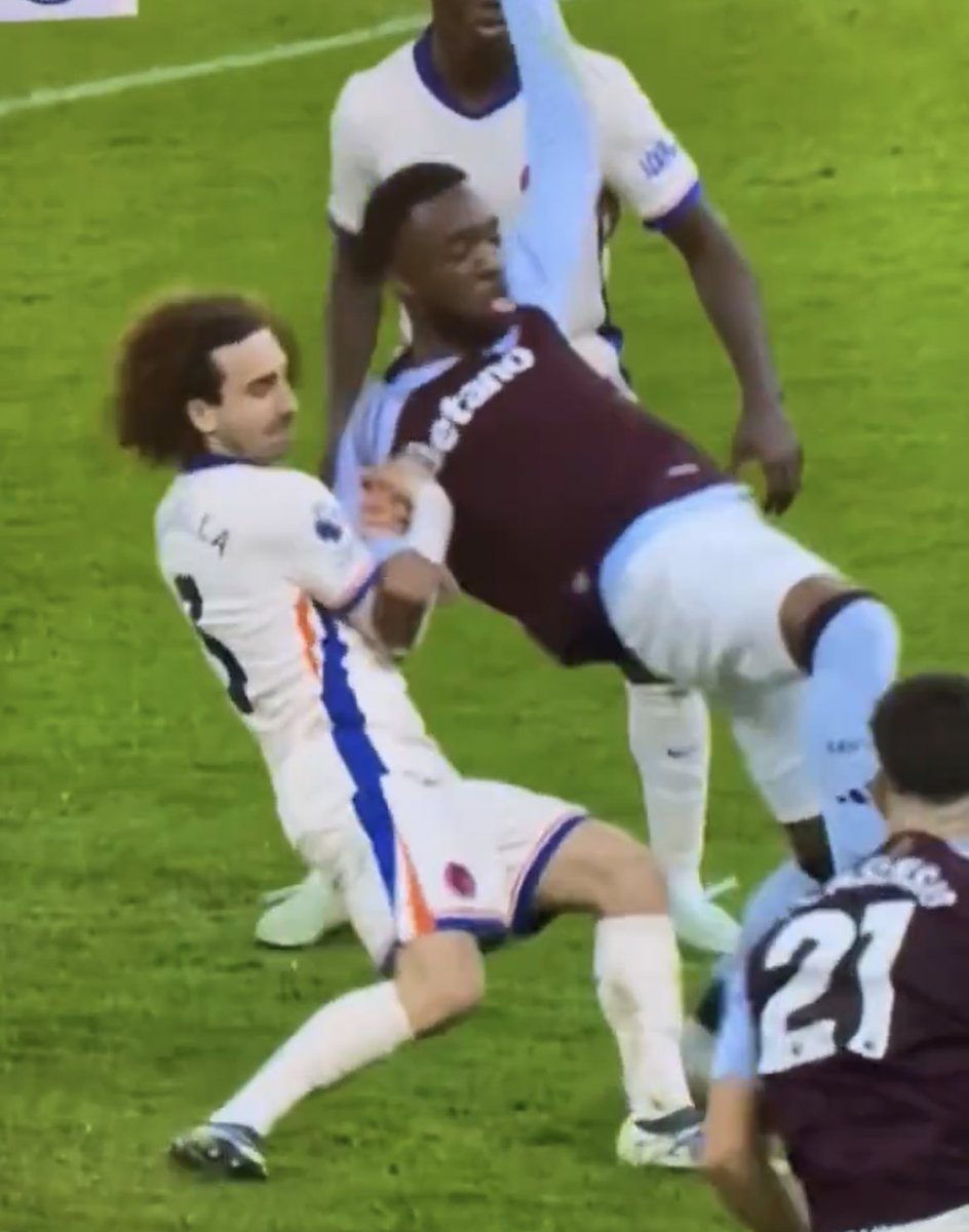 No foul from Joe Wicks apparently?! 

#AVFC #UTV