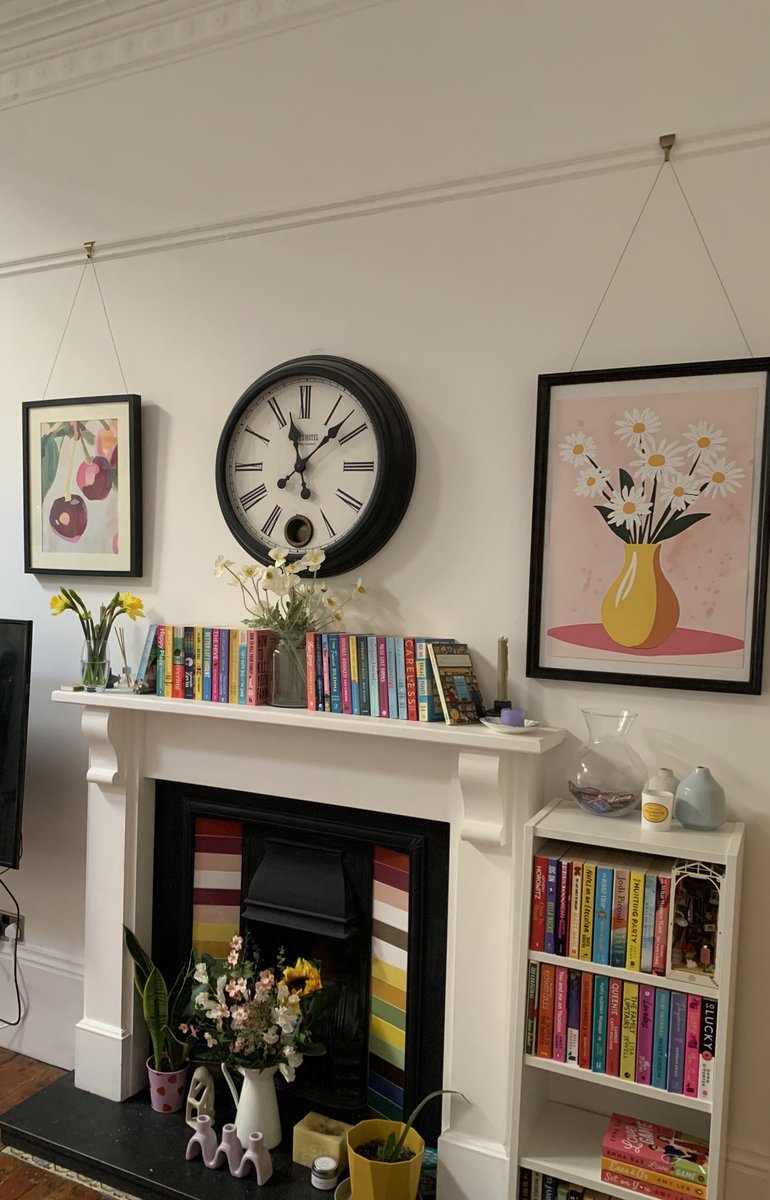 Home is where the heart is✨ Forever impressed by how much some textiles and renter-friendly decor can transform a space🎨❤️