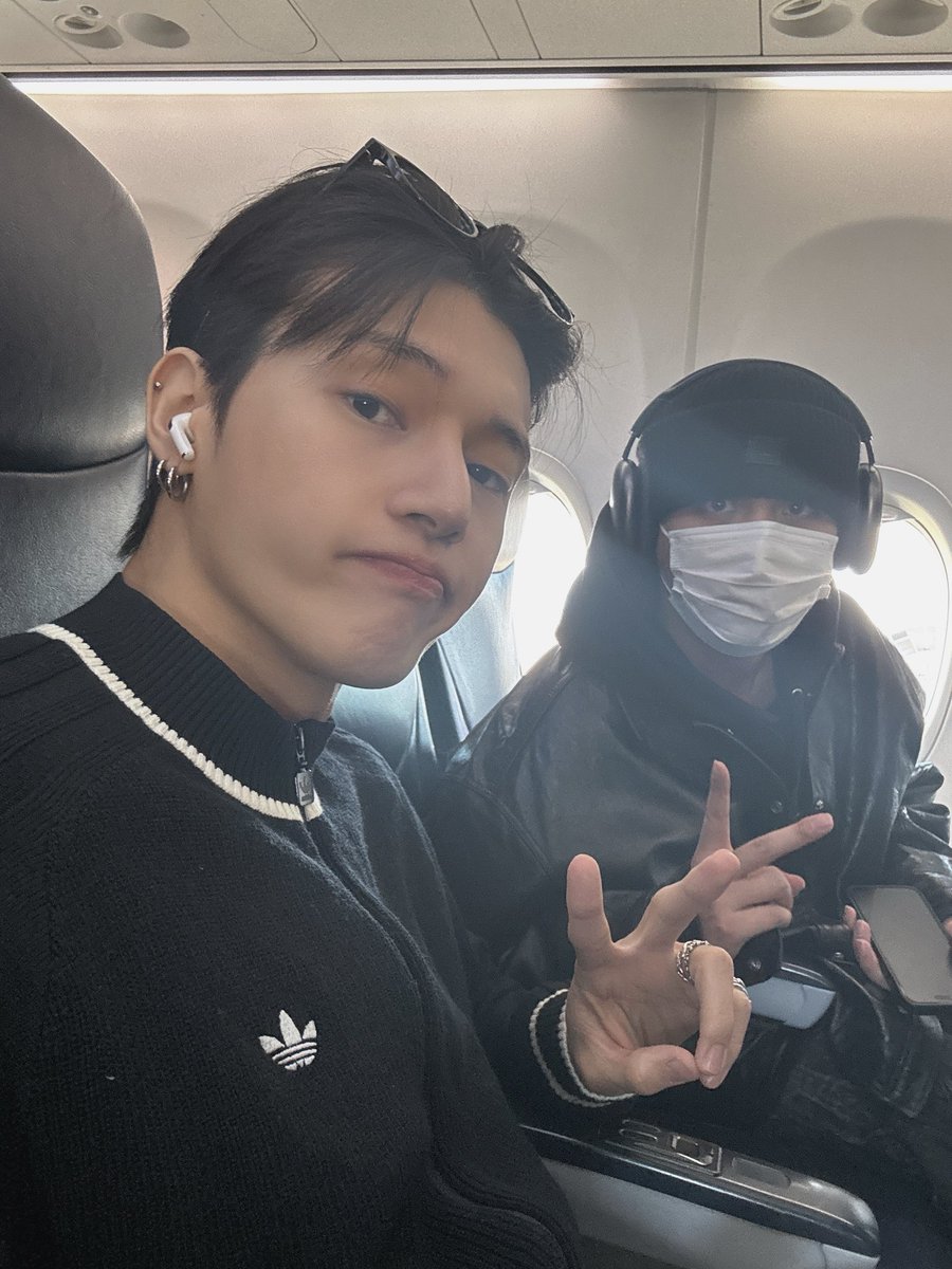 KHJBASE's tweet photo. 🐈‍⬛: im taking care of hojongie well
🐈‍⬛: dont worry
🐈‍⬛: i have hojongie under my armpit and im carrying him around well
🐈‍⬛: dont worry
🐈‍⬛: hojongie is taken care of by woosan

im glad jongho have his hyungs by their side :( https://t.co/toi0m1DyXu