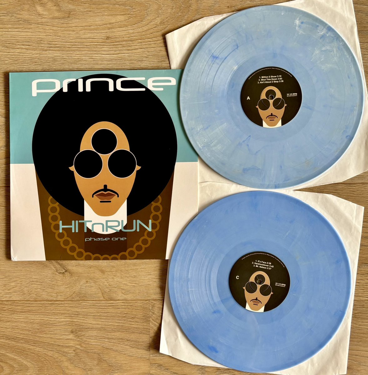 purplefunker's tweet photo. 🔥@prince • HITnRUN Phase One🔥

2LP Sky Blue Marbled Vinyl Release

#NowPlaying #HITnRUNPhaseOne
#Prince #Prince4Ever #VinylAddict https://t.co/3OWIIR2EA5
