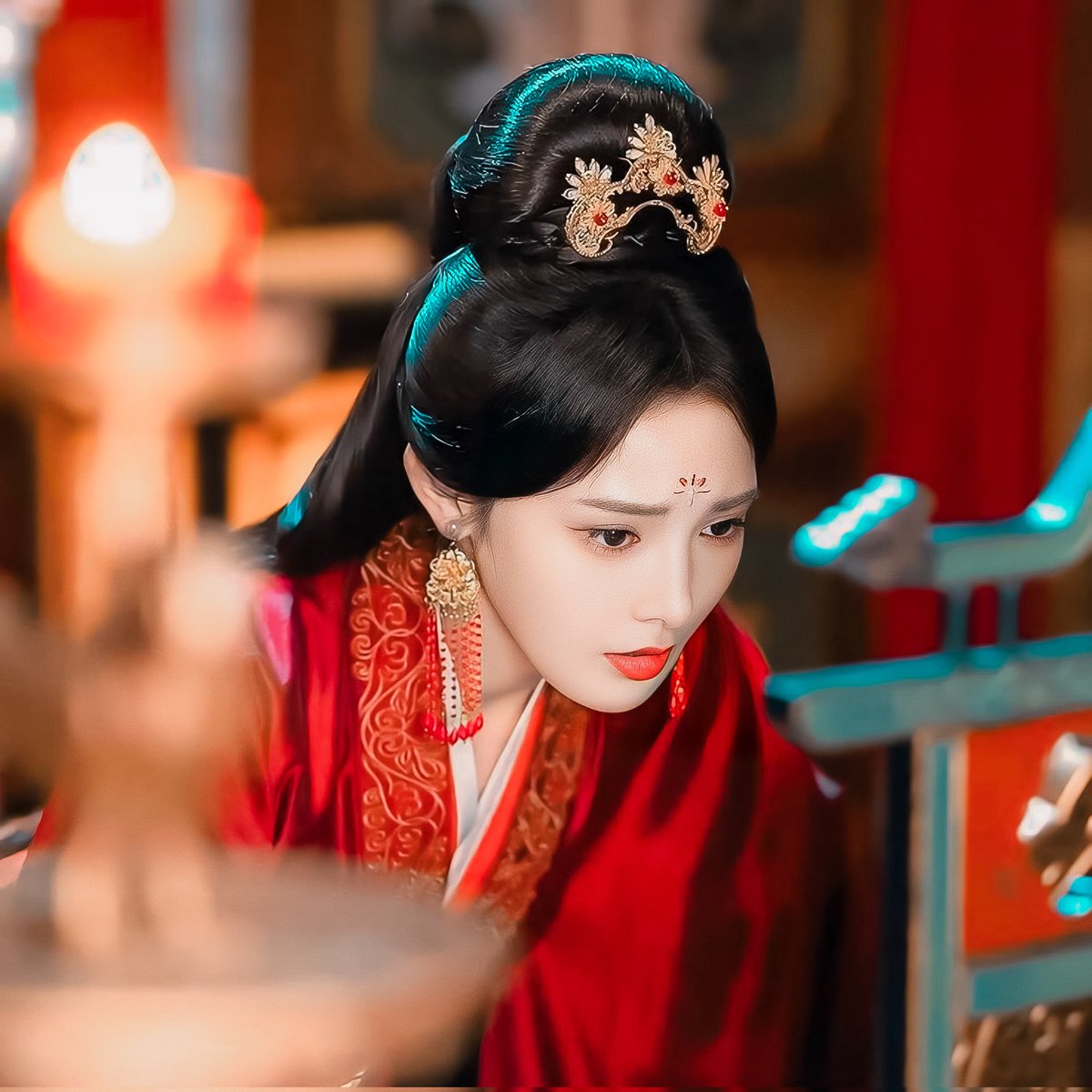 ᅠ

⠀⠀⠀“จวินซ่าง...   จวินซ่างเพคะ”

⠀⠀⠀จ้าวจวินโฮ่วเอ่ยเบาๆพลางสะกิดแขนเสื้อบุรุษที่นอนหลับตานิ่งบนตั่ง ทดสอบว่าเขาหลับจริงหรือเพียงแค่หลอก นางพยายามหายใจให้เบาที่สุด ขยับตัวให้เบาที่สุด ราวกับว่านางไม่ได้อยู่ตรงนี้

⠀⠀⠀“ทรงบรรทมแล้วจริงๆหรือ”