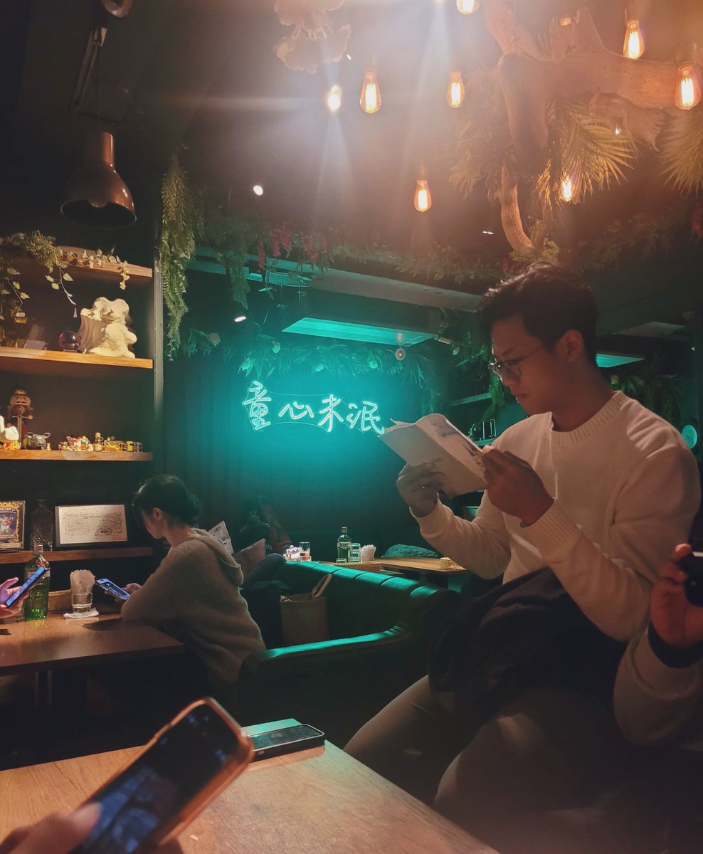 被悄悄的拍下這張照片～
謝謝推友覺得這張不錯😁
但我覺得自己的還是黑黑的😅
看了幾次漸漸也覺得喜歡～
我想是因為後面那段字～
「童心未泯」
希望自己可以永遠幼稚下去～
🤣🤣🤣

#調酒盲盒
#孟婆湯
#醒酒湯
#狠母湯
#我愛大家