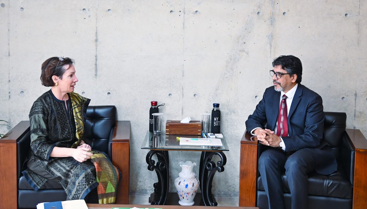 BDMOFA's tweet photo. Ambassador Tracey Ann Jacobson, Chargé d'Affaires a.i. of the United States Embassy in Dhaka, called on Foreign Secretary Ambassador Md. Jashim Uddin today at his office. Ambassador Jacobson conveyed the commitment of the US Administration in the ongoing democratic transformation and strengthening Bangladesh-US relationship in the areas of mutual interest including trade, investment, development cooperation, energy security, public health as well as institution building and forcibly displaced Rohingyas. 

Having welcomed the US CDA, the Foreign Secretary reiterated the commitment of the Interim Government led by Professor Muhammad Yunus to arrange a free, fair, and credible election. They also discussed issues relating to the Ukraine- Russia War.
