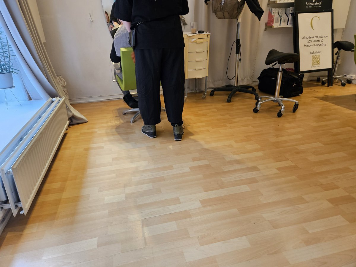 Vad gör ni denna söndag? Jag sitter och fikar på <a href="/louisecarlssons/">louise carlsson</a> frisörsalong, med sällskap av <a href="/Dumjaveln/">Dumjäveln</a> och hans fru 🥰❤️ Okej att bli avundsjuk!