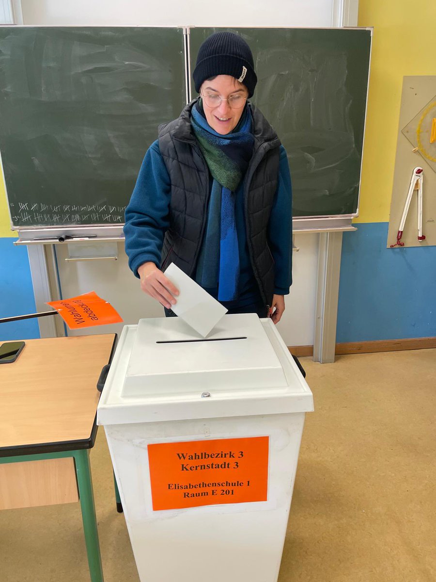 Anna Lührmann (@annaluehrmann) on Twitter photo Wählen ist gelebte Demokratie. Das Wahlrecht ist nicht selbstverständlich. Es musste hart erkämpft werden & wird weltweit von Despoten bedroht & eingeschränkt. Daher: Nutzt eure Stimme und wählt demokratisch!
Für <a href="/roberthabeck/">Robert Habeck</a>, Zuversicht & Zusammenhalt: beide Stimmen Grün! 💚 Wählen ist gelebte Demokratie. Das Wahlrecht ist nicht selbstverständlich. Es musste hart erkämpft werden & wird weltweit von Despoten bedroht & eingeschränkt. Daher: Nutzt eure Stimme und wählt demokratisch!
Für <a href="/roberthabeck/">Robert Habeck</a>, Zuversicht & Zusammenhalt: beide Stimmen Grün! 💚