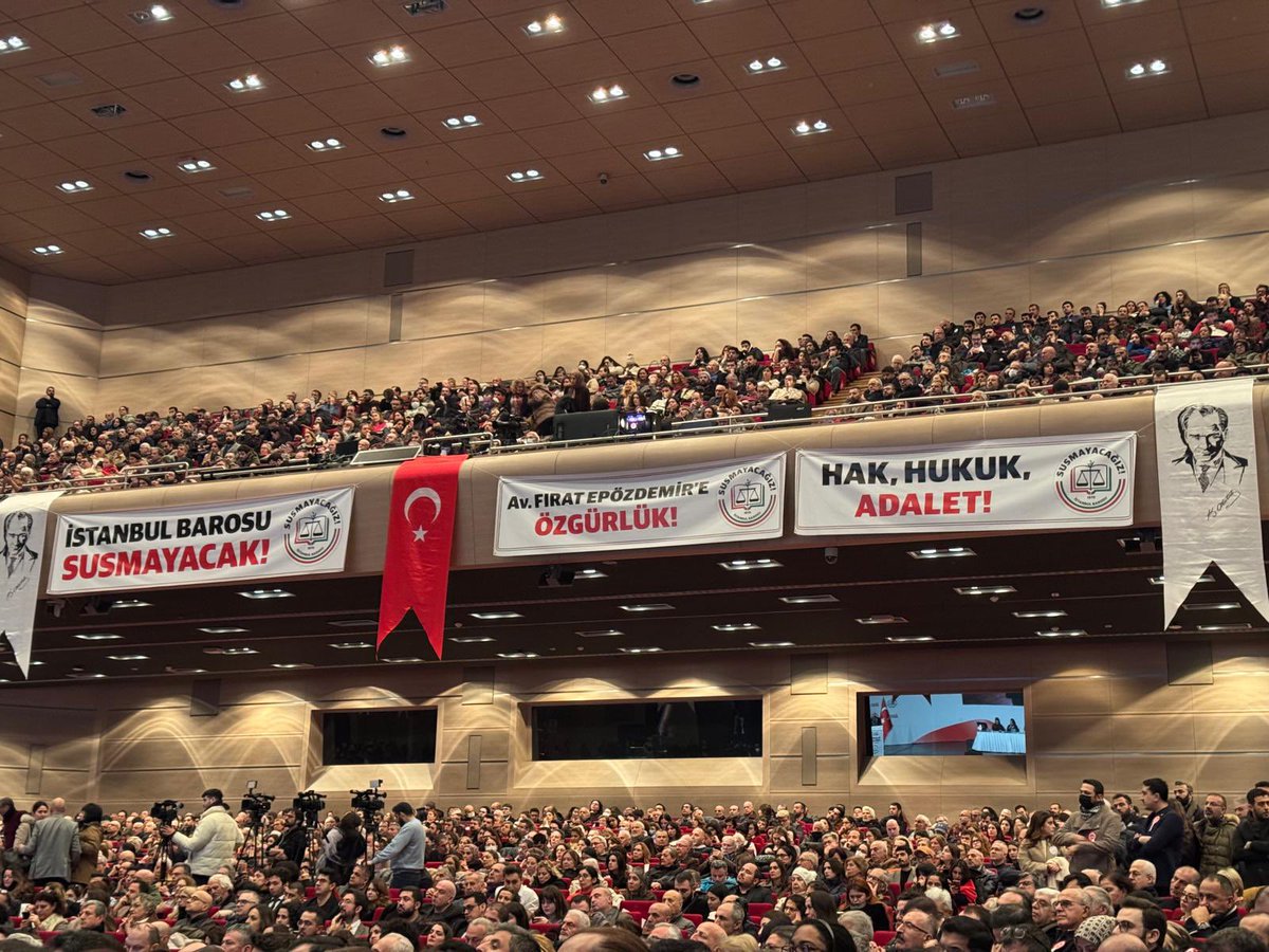 newroz_uysal's tweet photo. Avukatların-hukukun sesinin susturulmak istenmesine karşı İstanbul Barosu’nun olağanüstü Genel Kurulundaydık. @istbarosu @ohd_istanbul 

Hukuksuz ve keyfi biçimde tutuklanan yönetim kurulu üyesi Av Fırat Epözdemir (@Fepozdemir) ve #İstanbulBarosu yanındayız. 

Savunma susmadı, susmayacak!

#BizAvukatızBaroBiziz
#İstanbulBarosu