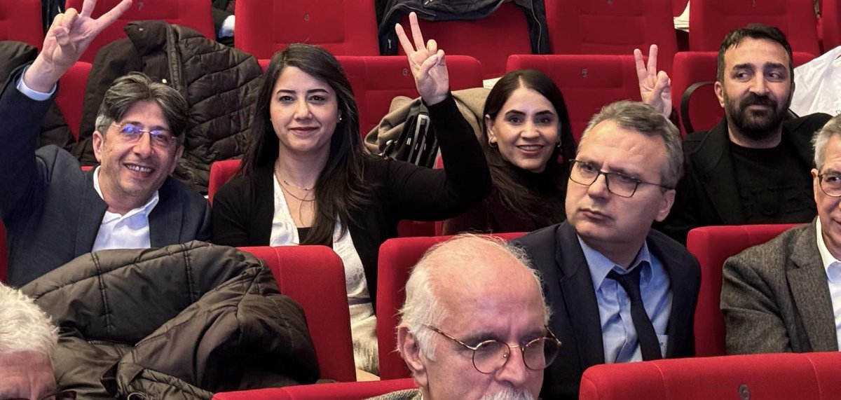newroz_uysal's tweet photo. Avukatların-hukukun sesinin susturulmak istenmesine karşı İstanbul Barosu’nun olağanüstü Genel Kurulundaydık. @istbarosu @ohd_istanbul 

Hukuksuz ve keyfi biçimde tutuklanan yönetim kurulu üyesi Av Fırat Epözdemir (@Fepozdemir) ve #İstanbulBarosu yanındayız. 

Savunma susmadı, susmayacak!

#BizAvukatızBaroBiziz
#İstanbulBarosu