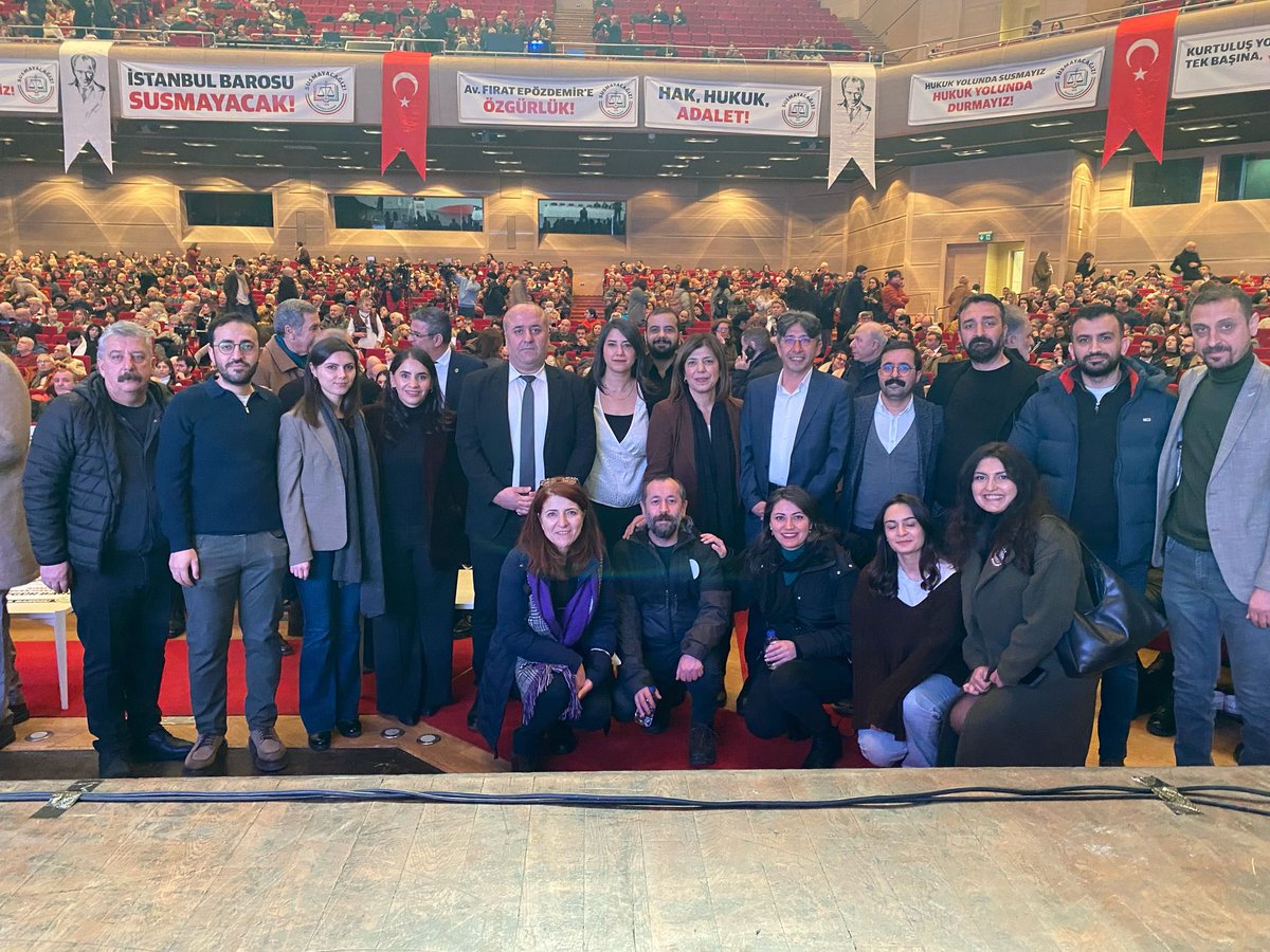 newroz_uysal's tweet photo. Avukatların-hukukun sesinin susturulmak istenmesine karşı İstanbul Barosu’nun olağanüstü Genel Kurulundaydık. @istbarosu @ohd_istanbul 

Hukuksuz ve keyfi biçimde tutuklanan yönetim kurulu üyesi Av Fırat Epözdemir (@Fepozdemir) ve #İstanbulBarosu yanındayız. 

Savunma susmadı, susmayacak!

#BizAvukatızBaroBiziz
#İstanbulBarosu