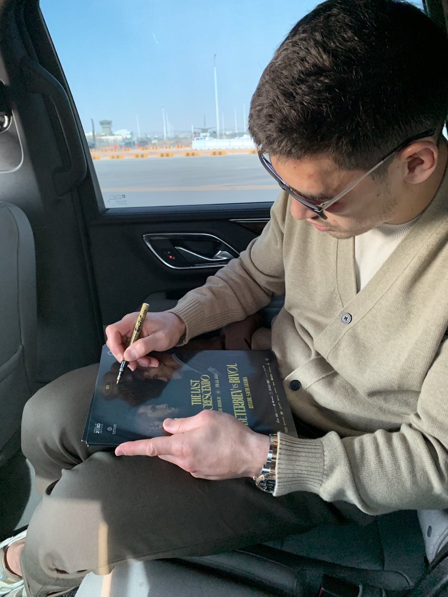 Someone is going to be very lucky with this #BeterbievBivol2 giveaway. 📕✍️