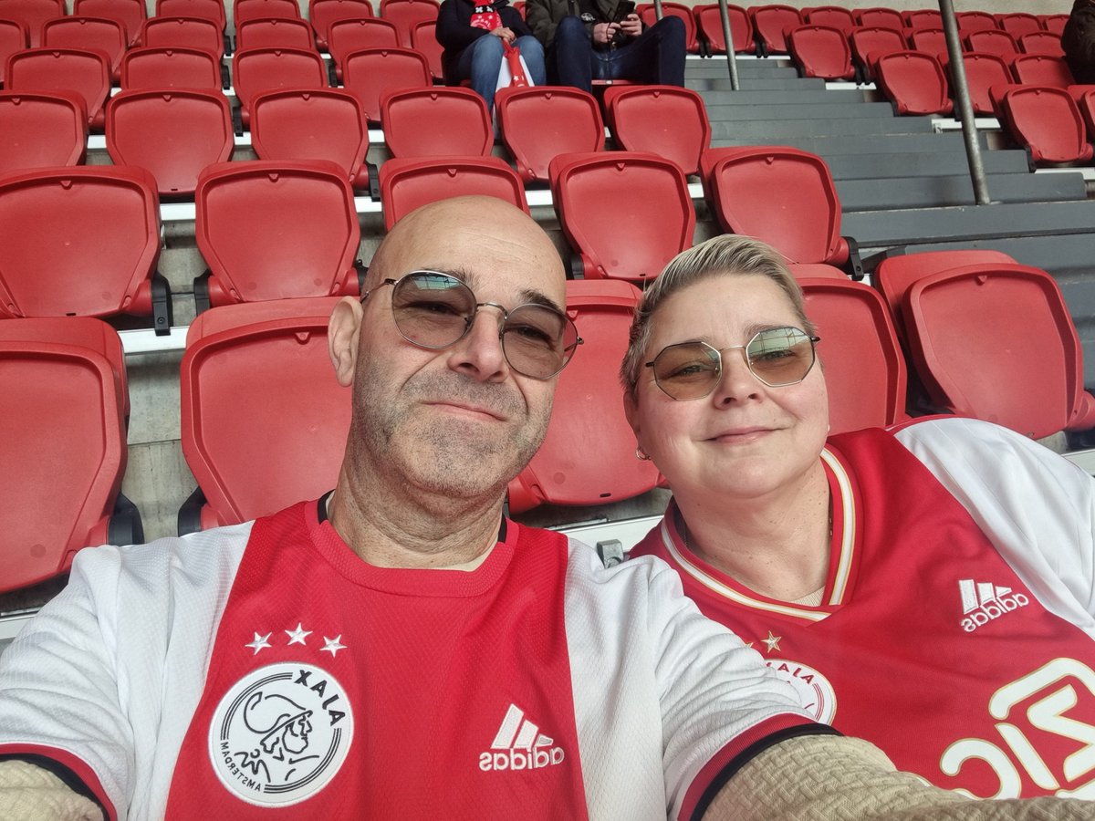DeGraafJohn's tweet photo. Met mijn liefde bij onze liefde #Ajax. Ik hoop vandaag net zoveel passie en strijd als afgelopen donderdag. #Ajagae #WijZijnAjax #GameOn #Roadto37 https://t.co/RZOh2TrVOL