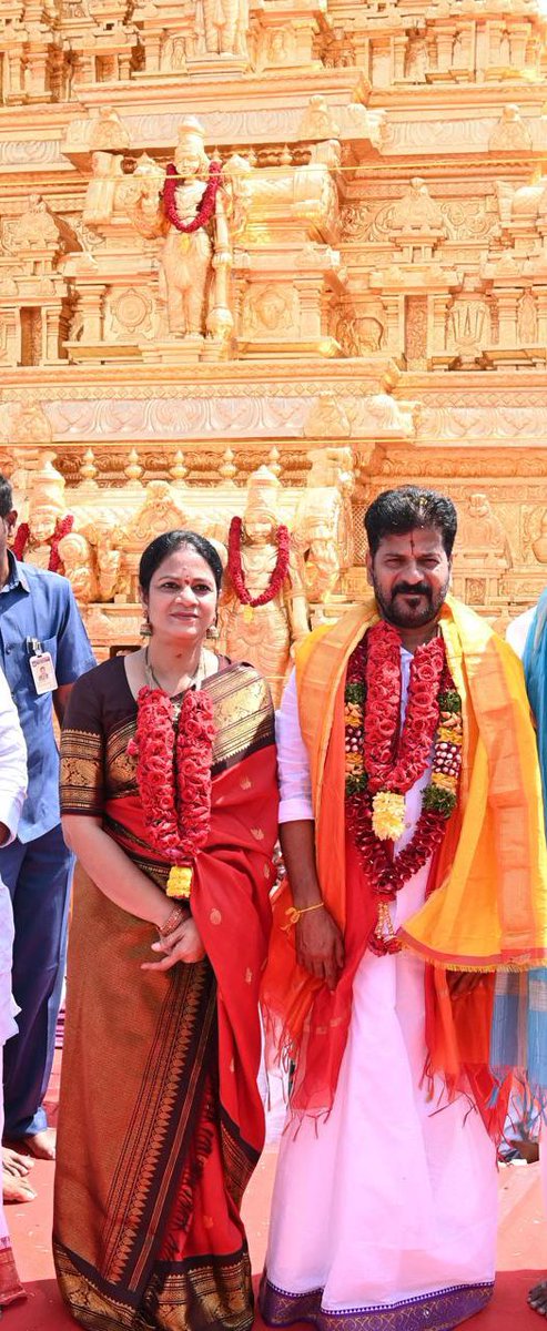 revanth_anumula's tweet photo. యాదగిరిగుట్టలో …
సుదర్శన లక్ష్మీనారసింహ 
దివ్యస్వర్ణ విమాన గోపుర
మహా కుంభాభిషేక మహోత్సవంలో…
సతీసమేతంగా పాల్గొనడం జరిగింది.

#yadagiriguttatemple #yadagirigutta https://t.co/l1lXGhHhVF