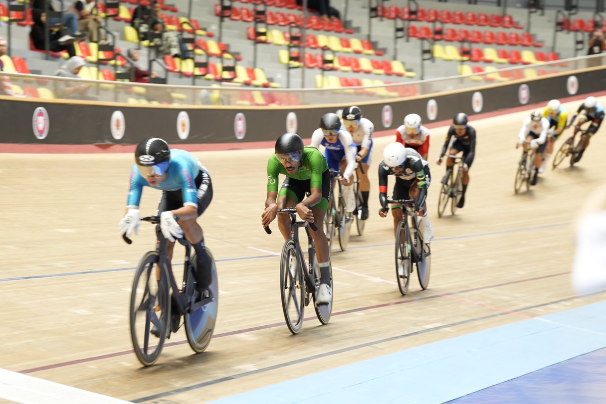 Saudi_Cycling's tweet photo. في 40 لفـة .. تظهر إرادة الأبطـال👏🏻
 🚴🏻| بطولة آسيا للمضمار 2025 
🏁 | سباق السكراتش  

#اسيا2025 https://t.co/vc0Jm1gbj2
