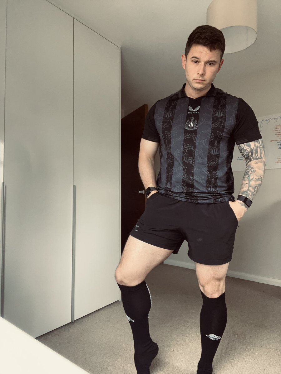 If Newcastle win today I’ll take my kit off and send it to your DM’s. 😉 All you have to do is repost this pic, fair? 🖤🤍 But if you can’t wait that long… my link is in the bio 😏