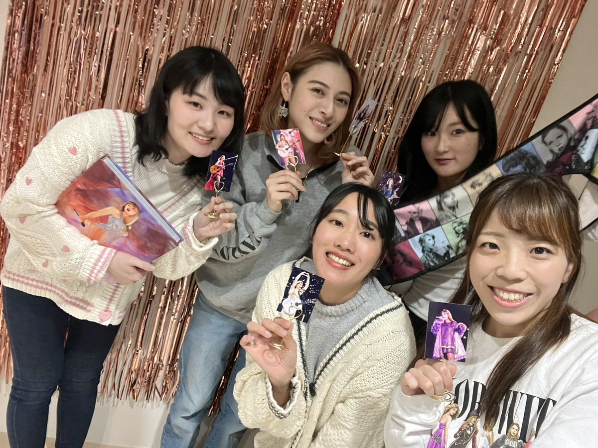 mayu_swift's tweet image. ˗ˋˏ ⭐︎ エラズ東京1周年会 ⭐︎ˎˊ˗

大好きな愛知swiftiesで集まれて幸せ🫶🏻
立地が悪い中来てくれてみんなありがとう✨
まったりご飯して、エラズ見て、雑談して、貴重なツアーブックを見れて最高の時間でした🤭

何かしらテーマ作ってまたすぐにでも集まりたいーーーー笑