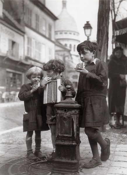 📷 Anonyme.
Les pauvres petits musiciens de Montmartre 
1937. Paris 18e