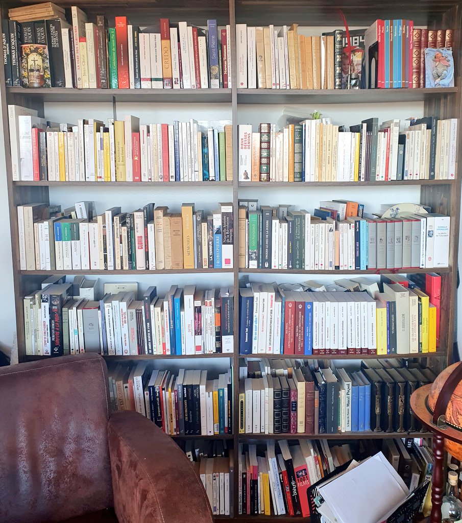 📚Chaque foyer doit posséder une bibliothèque, si petite soit-elle. S'y replonger, y passer du temps, piocher à droite à gauche, c'est une cure d'oxygène mentale. Une bibliothèque, après quelques années, dit quelque chose de son propriétaire. Quand je regarde la mienne, j'y vois