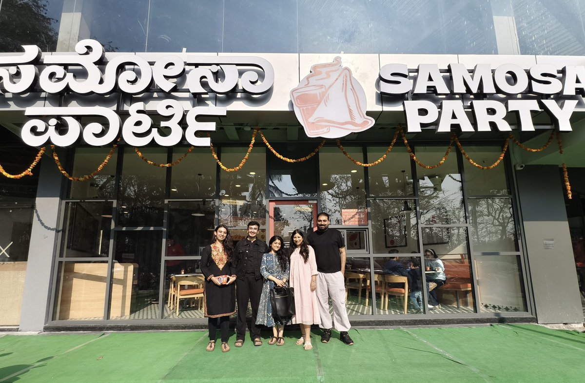 Generally not a samosa person. But Thanks to <a href="/DikshaPande3/">Diksha_Pande</a> and Amit’s invite — tried Samosa Party in BLR.

✅samosas aren’t soaking in oil
✅served piping hot
✅their ginger tea is STRONG
✅different flavours (name of flavour is embossed)
✅clean premises
✅founders are sweet AF