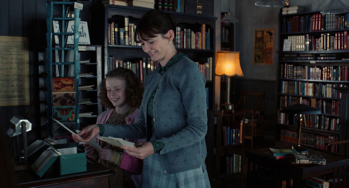 “그 누구도 서점에서는 외롭지 않다.“

<북샵>, 아무 정보 없이 봤지만 제목만으로도 볼 이유는 충분했다. 한 여인의 용기와 책에 대한 열정은 세상과 담을 쌓은 이를 움직여 함께 싸우게 하고, 한 사람의 인생을 변화시켰다. 빌 나이, 화씨 451, 롤리타, 서정적인 음악과 장면들. 담에 또 보고 싶다.