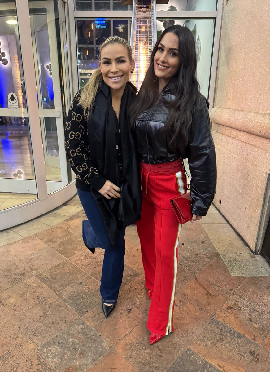had the best night catching up <a href="/NikkiAndBrie/">Nikki & Brie</a> ❤️🖤