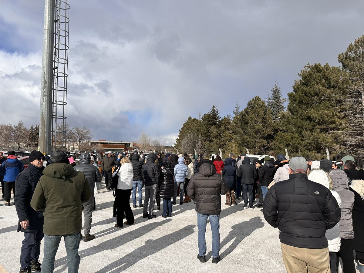 Kolejden ayrılmak istemeyen veliler dayanışma içinde biraraya geldiler. 

#TedAnkaraVelineKulakVer