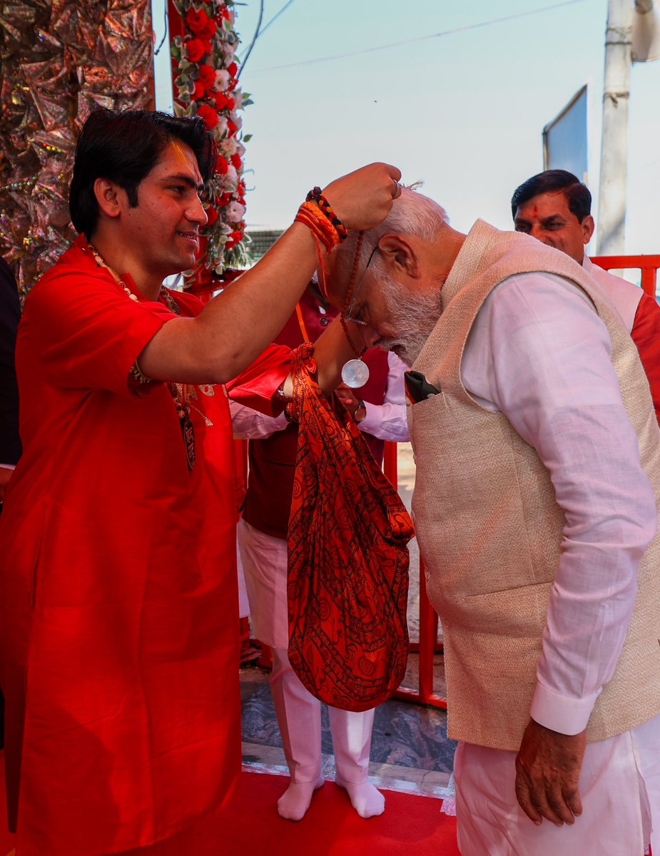 sambitswaraj's tweet photo. माननीय प्रधानमंत्री श्री @narendramodi जी ने आज बागेश्वर धाम में बाला जी सरकार का दर्शन-पूजन किया। https://t.co/mTIIDKbQ1f