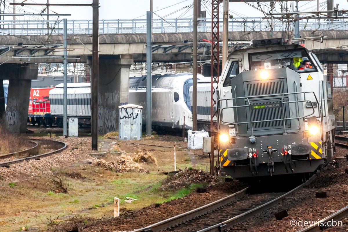 vAllahJaiSaute's tweet photo. Le #TGVM sur #lesaubrais! Le futur bijou de la #SNCF qui roulera bientôt en commercial ! En attendant, elle part direction #larochelle tracté par une #de18 "RailAdventure" avec les motrices de la "1402" et le tronçon complet de la "1008" en livrée "#InOui" ! 😄 https://t.co/cxnHuxT5F2