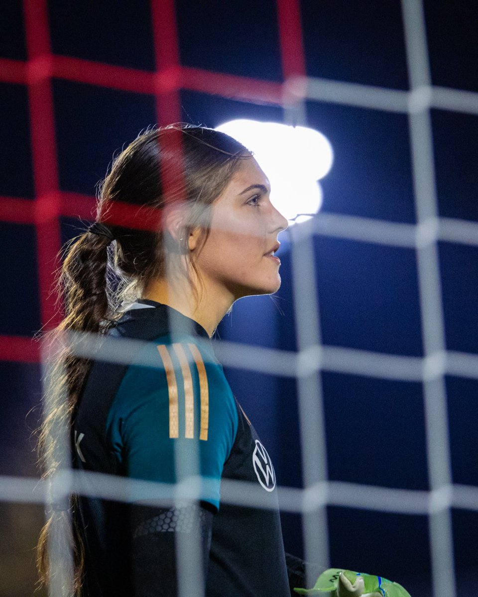 DFB_Frauen's tweet photo. Sophia Winkler hat sich im heutigen Training eine schwere Verletzung im linken Knie zugezogen... 😣 Wir wünschen dir von Herzen gute Besserung! 🖤❤️💛

Ena Mahmutovic wurde nachnominiert und reist heute Abend an.

WIR #IMTEAM 🇩🇪
📸 DFB/Yuliia Perekopaiko https://t.co/mXgfWu1BA0