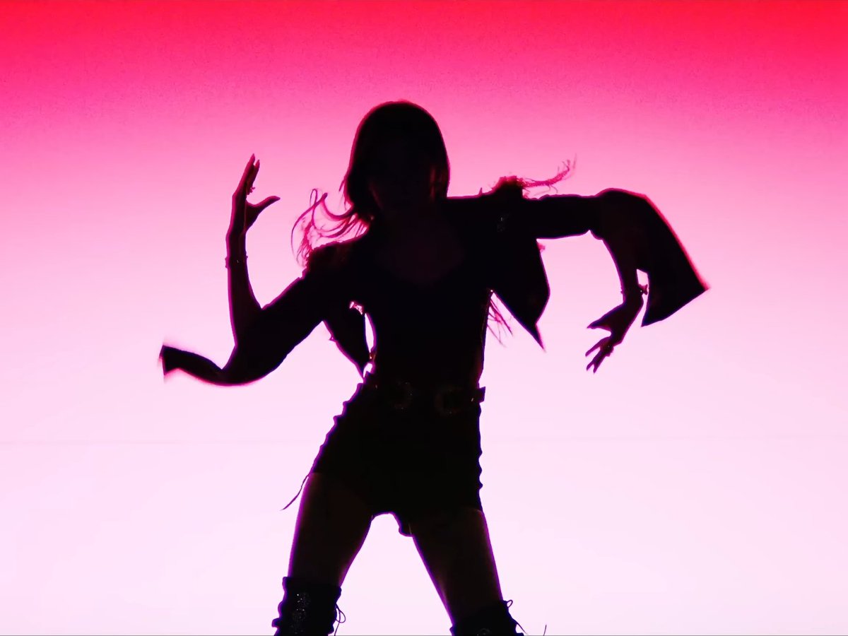 gomdoriswolf's tweet photo. appreciating seulgi's body card with her silhouettes 🥵 https://t.co/9zS14ZEmIv
