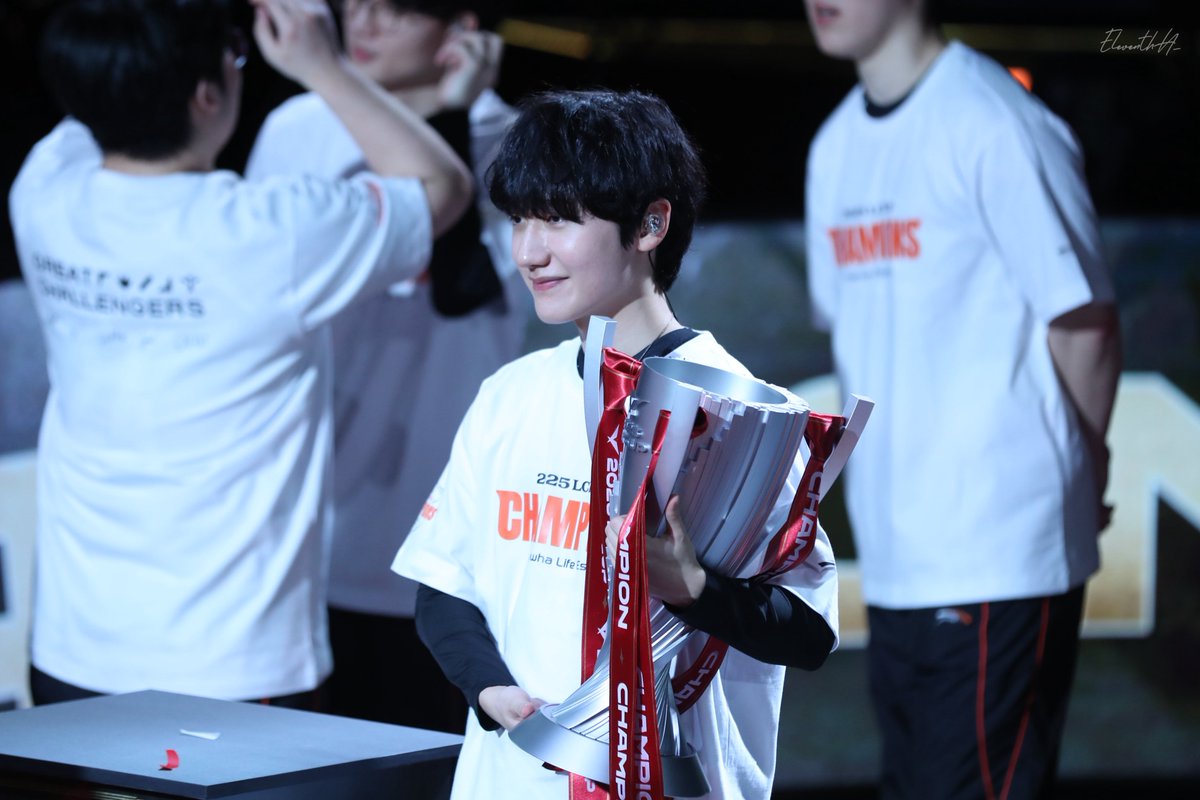 EleventhH__'s tweet photo. 250223 HLE vs GENG

૮₍˶ᵔᵕᵔ˶₎ა🏆

#Peanut #피넛 #한왕호 https://t.co/jhZkQtgh8B