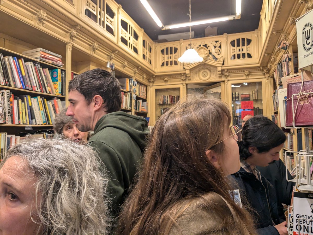 BarnaCentre's tweet photo. A cinc dies perquè acabi el temps de pròrroga, la Sant Jordi 📚 convoca a un vermut d'agraïment. La família i el barri, a l'espera d'un miracle que permeti continuar la llibreria i amb l'interrogant de que passarà amb l'històric mobiliari. si no ho fa #LV @benvexxx https://t.co/L28rcoHleA
