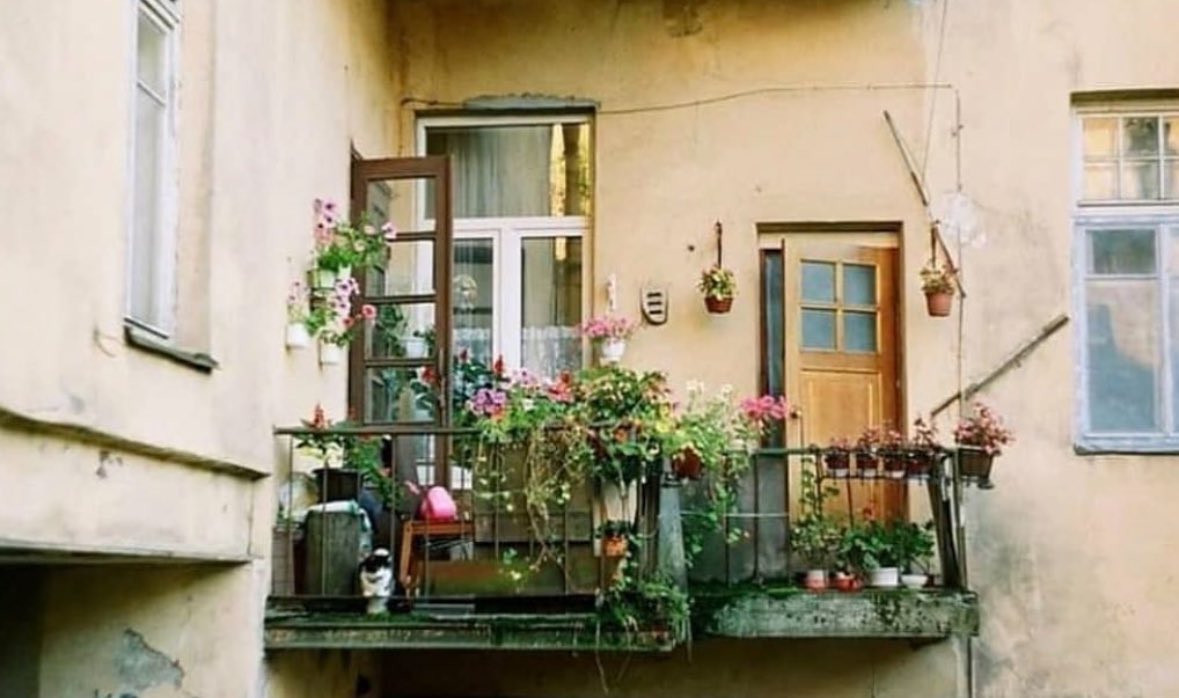 “Ne zaman öğreneceksiniz bilmiyorum ki evlerin yalnızca eşyalardan yapılmadığını.”