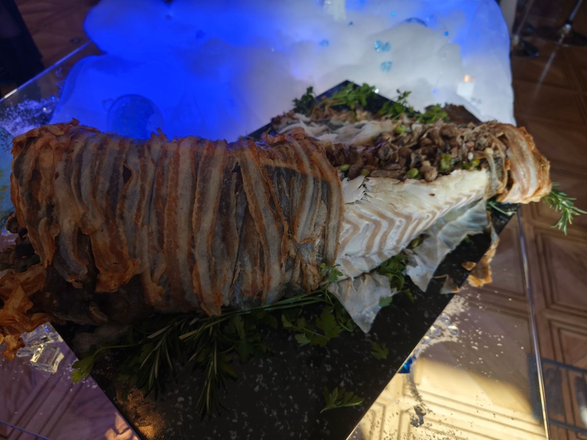 Arranca la temporada del Skrei, de la mano del chef Íñigo Urrechu 
En la fotografía, un skrei entero, relleno de setas y espárragos. Estaba de muerte...
#skrei @mardenoruega #MardeNoruega  #IñigoUrrechu <a href="/Nutriguia/">Nutriguia.com</a> #Nutriguia <a href="/Doriroga/">Adoración Rodríguez</a> 
nutriguia.com/gastronomia/ar…