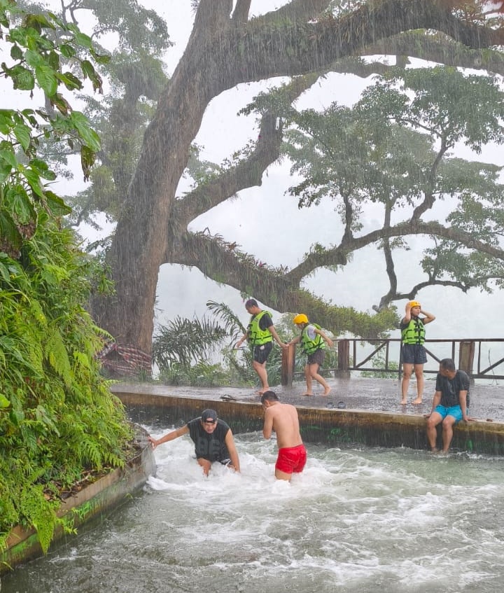 SeblackCrispy's tweet image. Seblack x Air + hujan
Lembek ❌
Langi ✅

Balapan sama bocah kecil 🤭