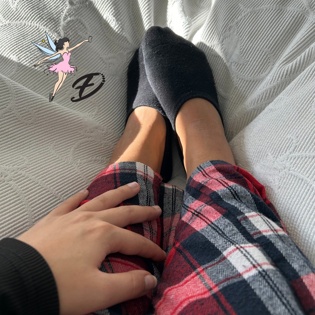 fairy_diary_com's tweet photo. Mariel's perfect little feet perfectly staged on a sunny Sunday. In her bed with her pyjama she shows you her socks, feet and hands. Nails - Nails - Nails. Her hands are also perfectly small. #feetdiary #fairydiary #fairy #diary #smallfeet #cutefeet #cutehands #littlehands https://t.co/iXDifWMPFB