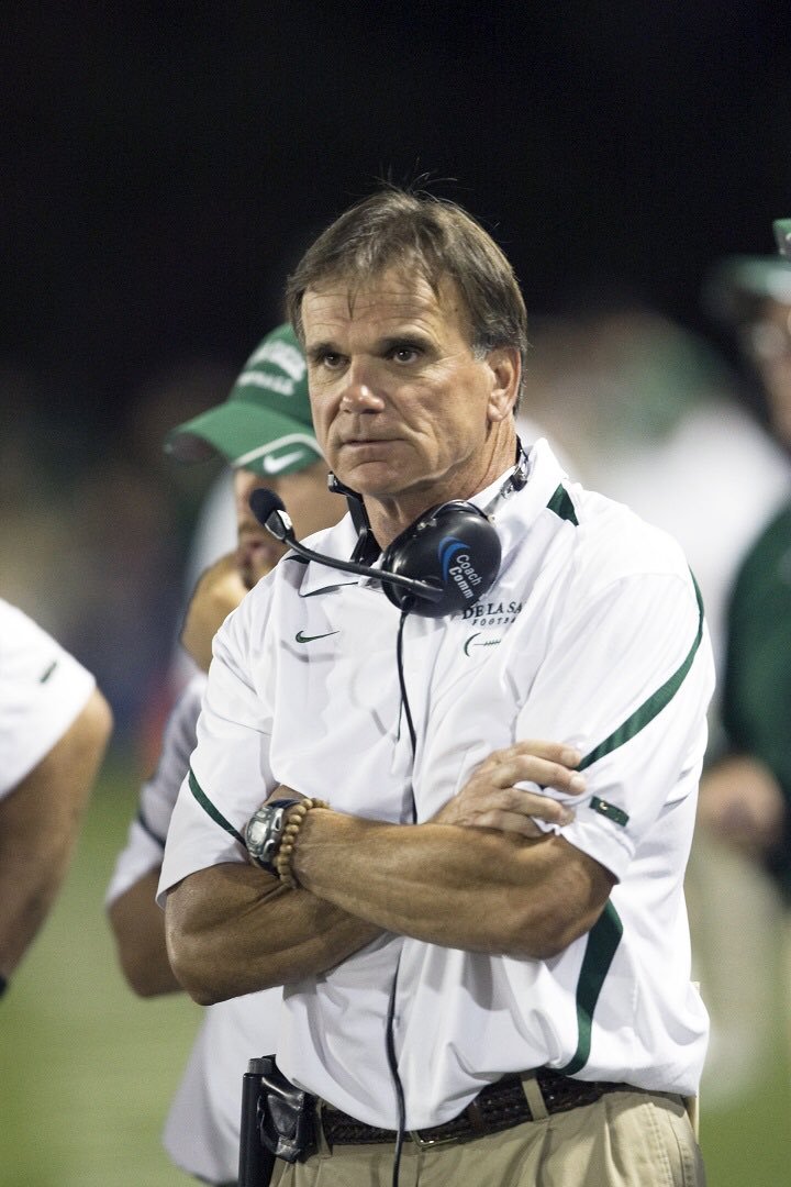 This man is one of the greatest football coaches ever.

• He won 11 national championships.
• He had a national record 151-game winning streak.
• He built a culture and dynasty that lasted beyond him.

Here are 6 of Bob Ladouceur’s winning secrets that any team can use:🧵